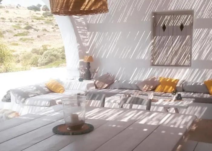 Omalley Into The Cycladic Wild * Kamares (Sifnos)